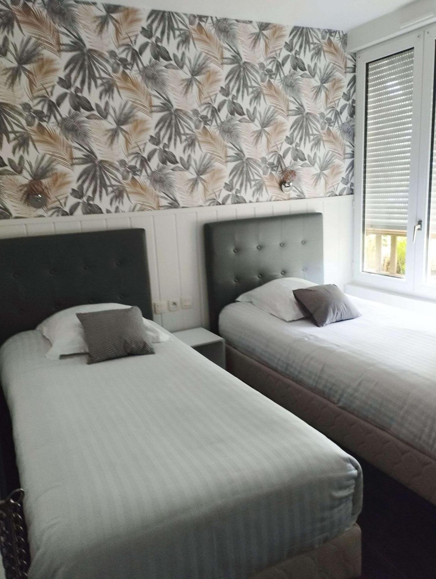 Brit Hotel L'Arrivee Гингам Екстериор снимка