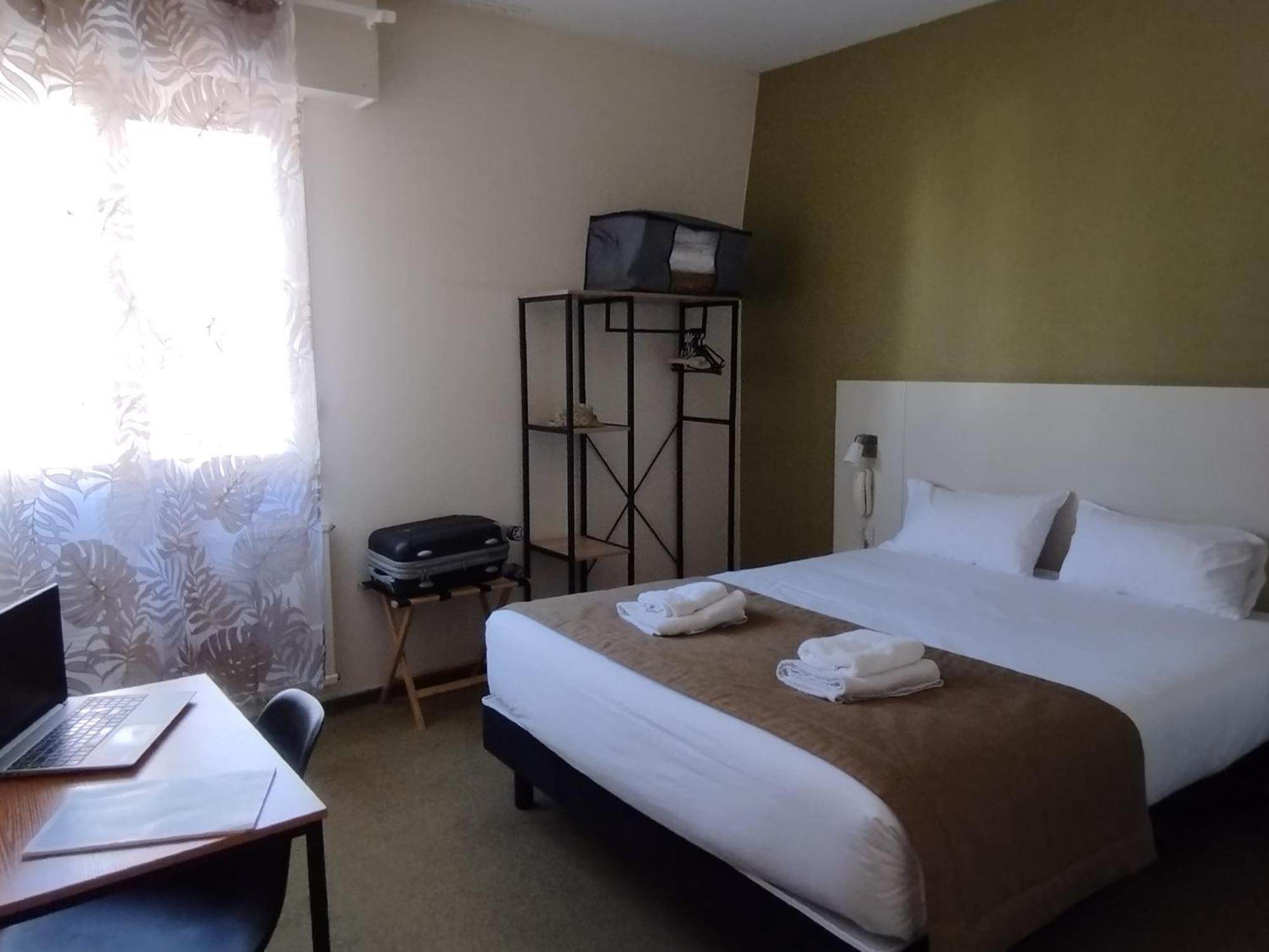 Brit Hotel L'Arrivee Гингам Екстериор снимка