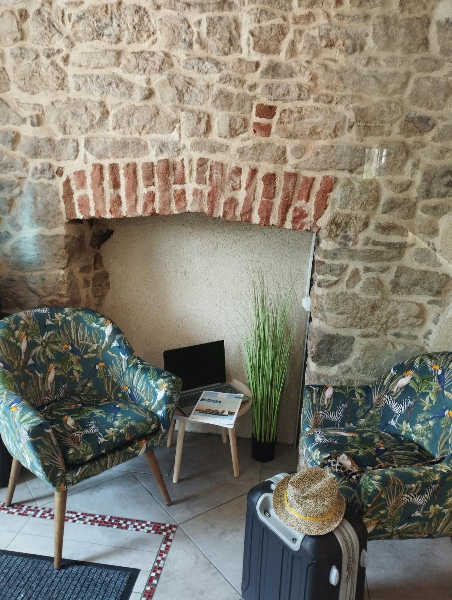 Brit Hotel L'Arrivee Гингам Екстериор снимка