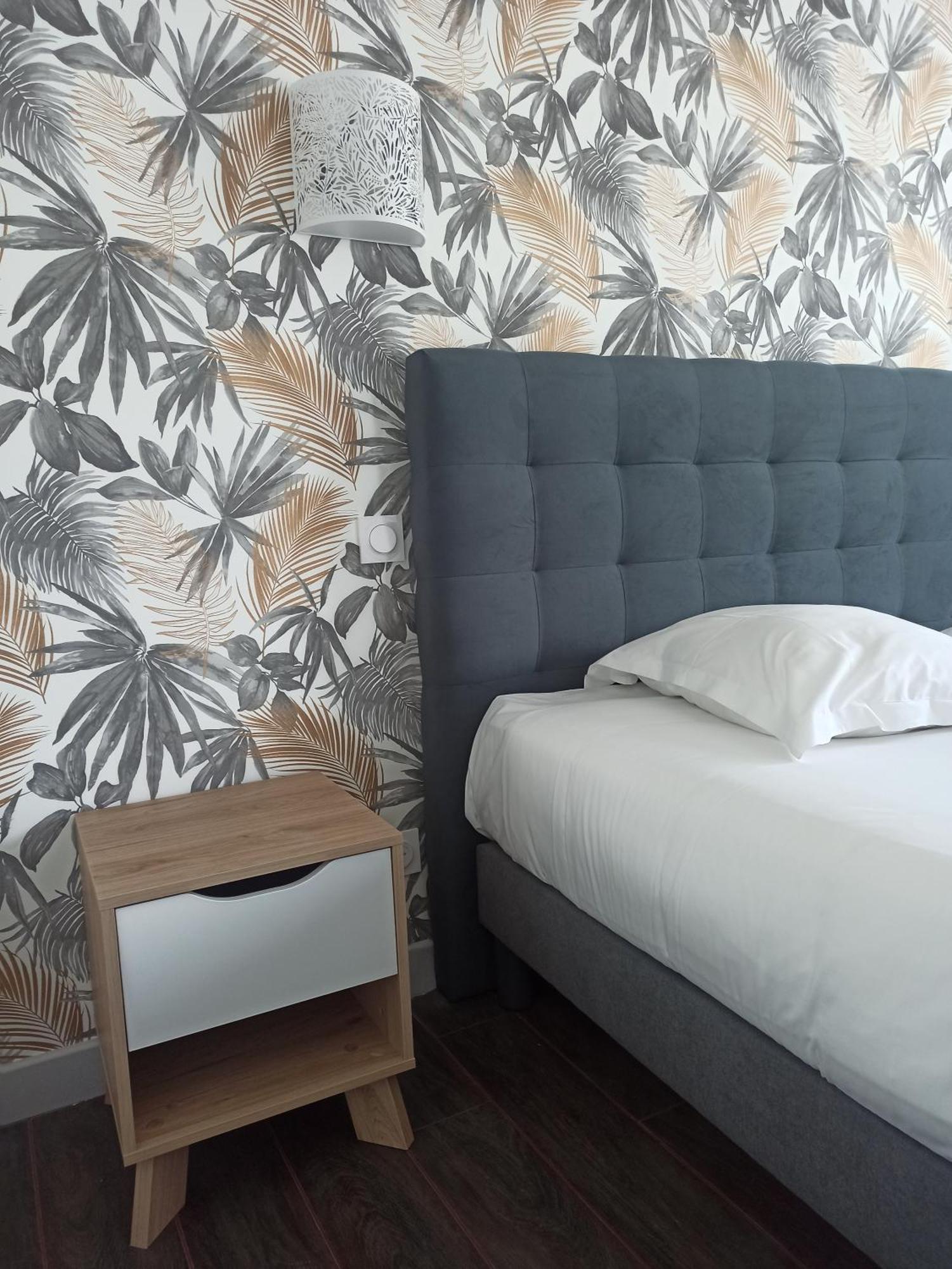 Brit Hotel L'Arrivee Гингам Екстериор снимка